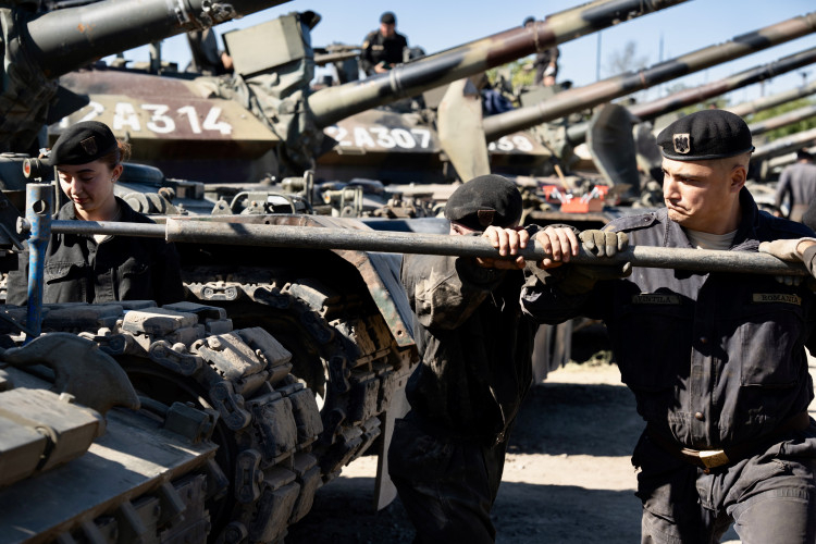 Militarii trebuie instruiți în condiții de război. Ministrul Apărării, în vizită la Smârdan