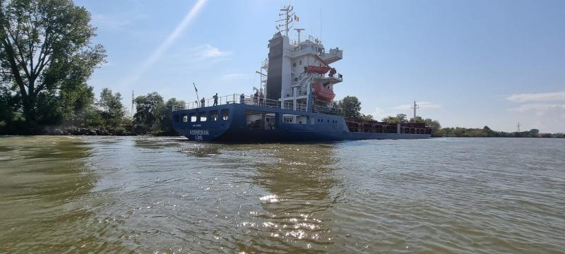 Zeci de nave așteaptă în Bara Sulina