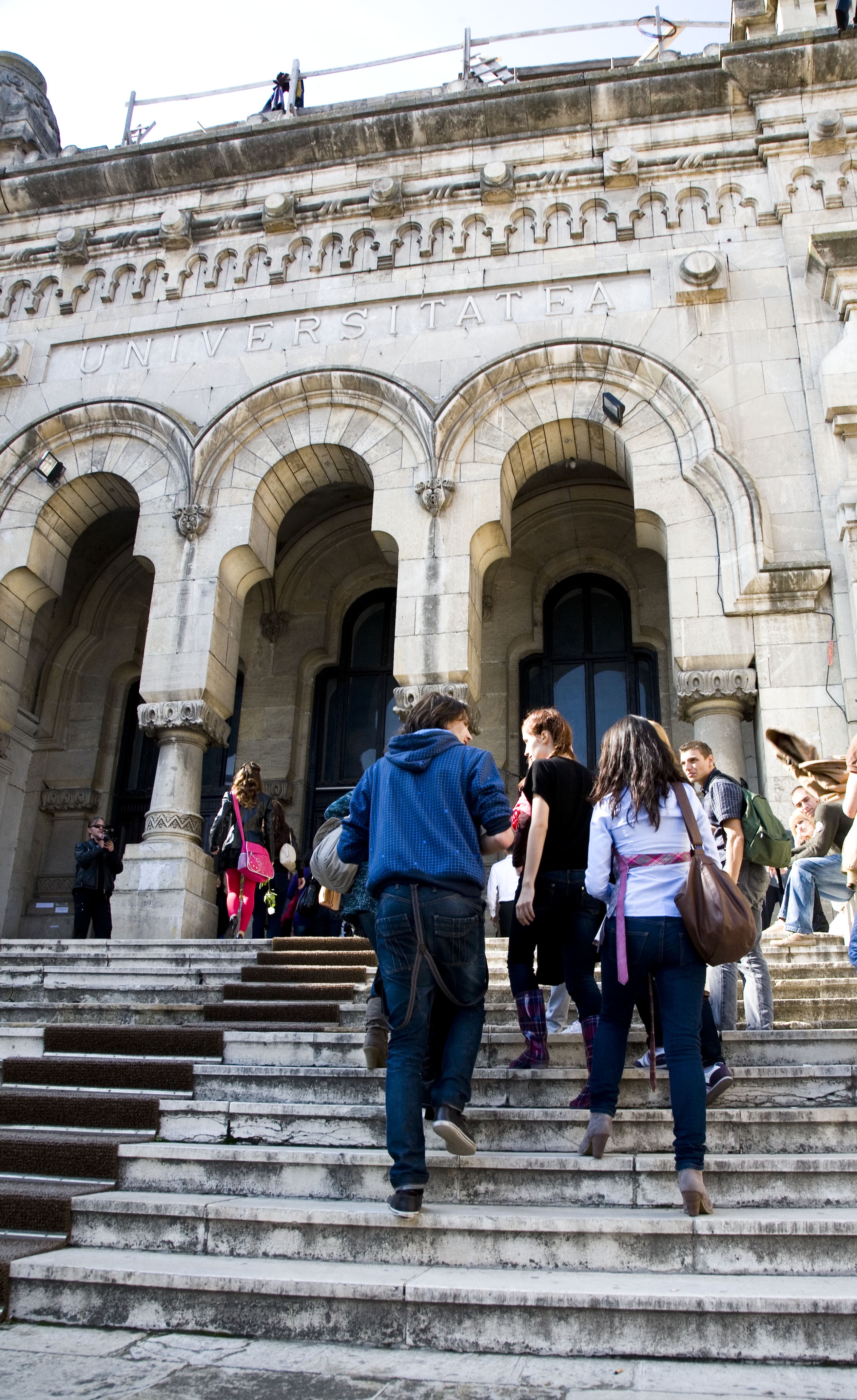 Ai carte, ai parte! Şomerii cu şcoală multă sunt puţini