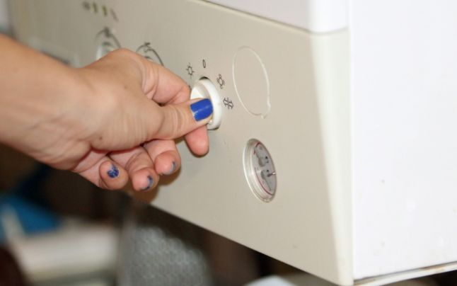 Pe gălăţeni îi aşteaptă o IARNĂ GREA | Fără modernizarea reţelelor electrice, oamenii vor rămâne în FRIG