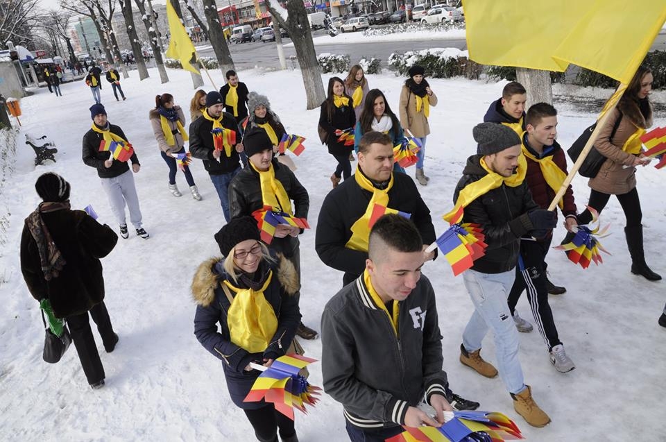 (FOTO) Liberalii au împărţit STEGULEŢE pentru a marca ZIUA NAŢIONALĂ