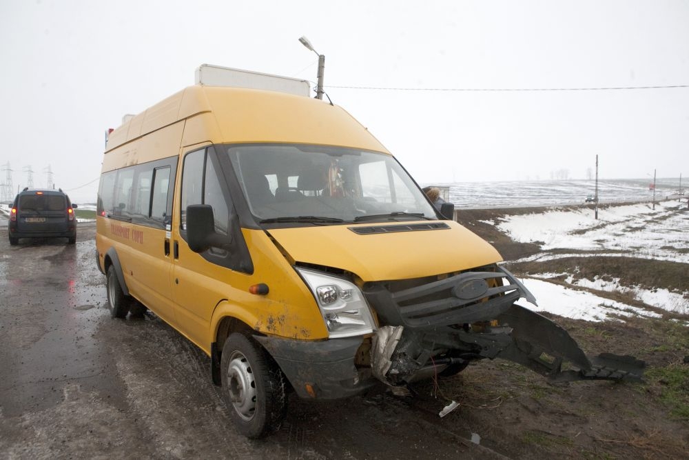 UPDATE Microbuz şcolar implicat într-un accident rutier la Schela. Patru copii au ajuns la spital