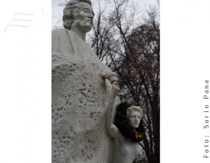 Întâlnire la Statuie cu surpriză inclusă 