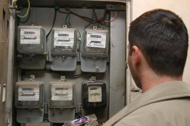 RĂZBOI surd între un GĂLĂŢEAN şi ELECTRICA