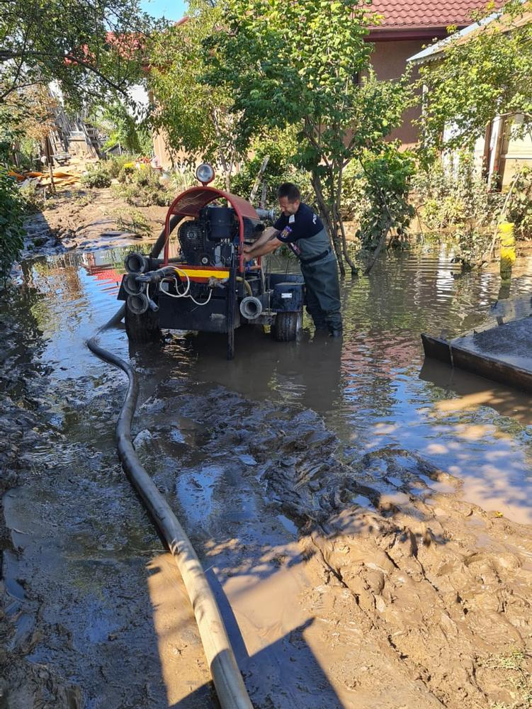 Pompieri din 24 de județe vin să scoată Galațiul de sub nămol (VIDEO)