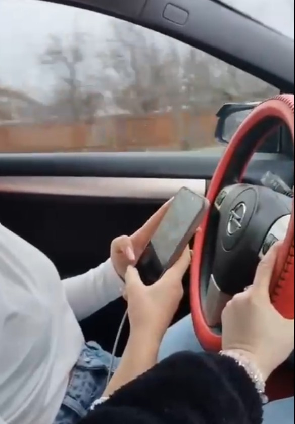 Cât plătești ca să conduci ”fără mâini” pe ”drumul morții”