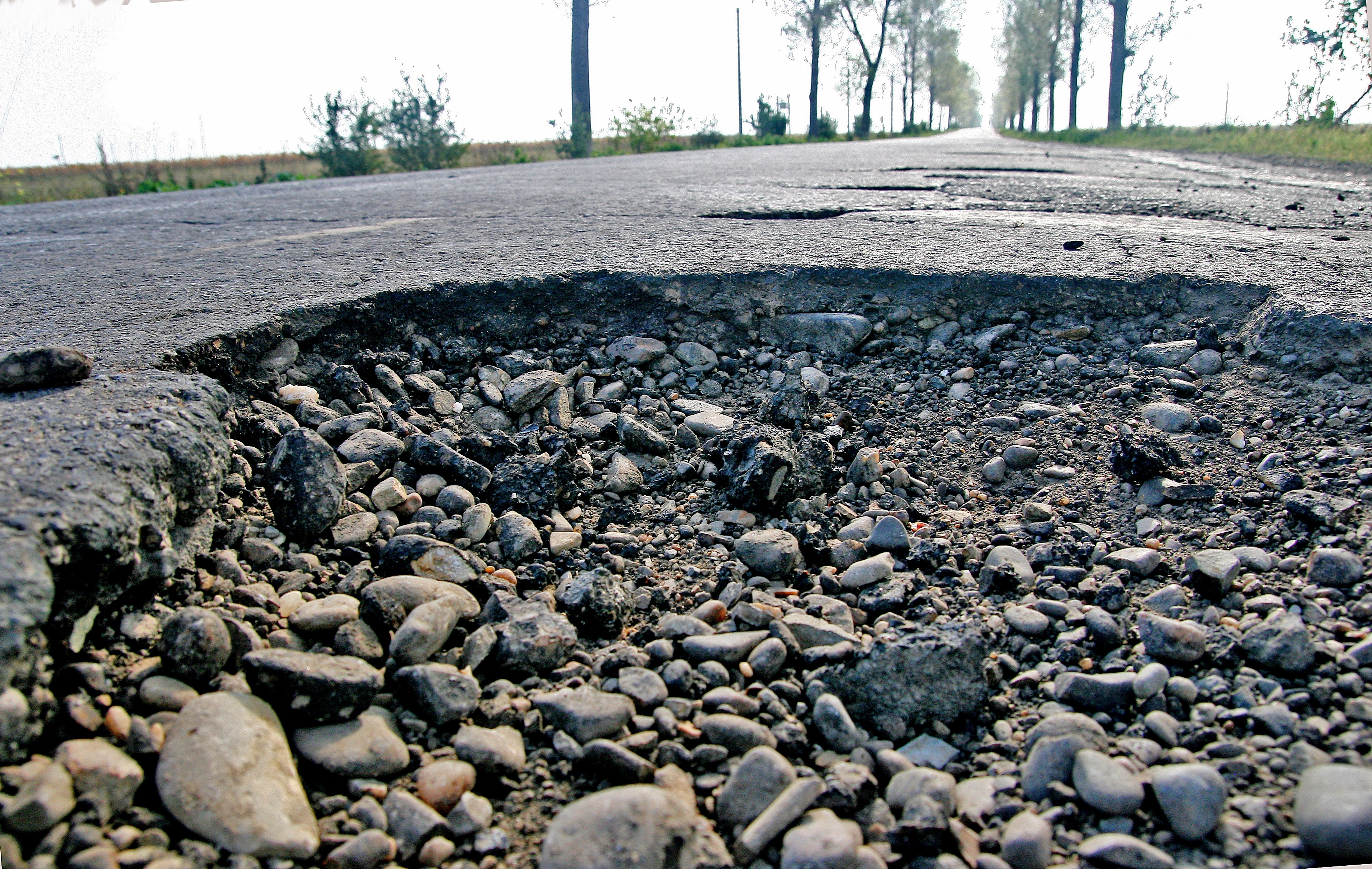 Din groapă-n groapă/ DEZASTRU pe drumurile judeţului Galaţi. ZERO MODERNIZĂRI