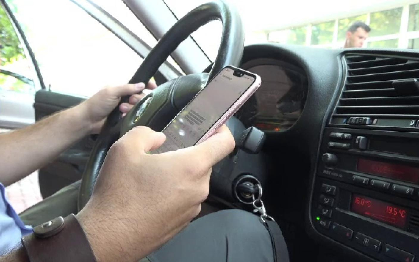 Peste 320 de amenzi pentru folosirea telefonului la volan