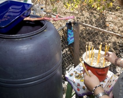 Înecat în vin, în curtea casei 