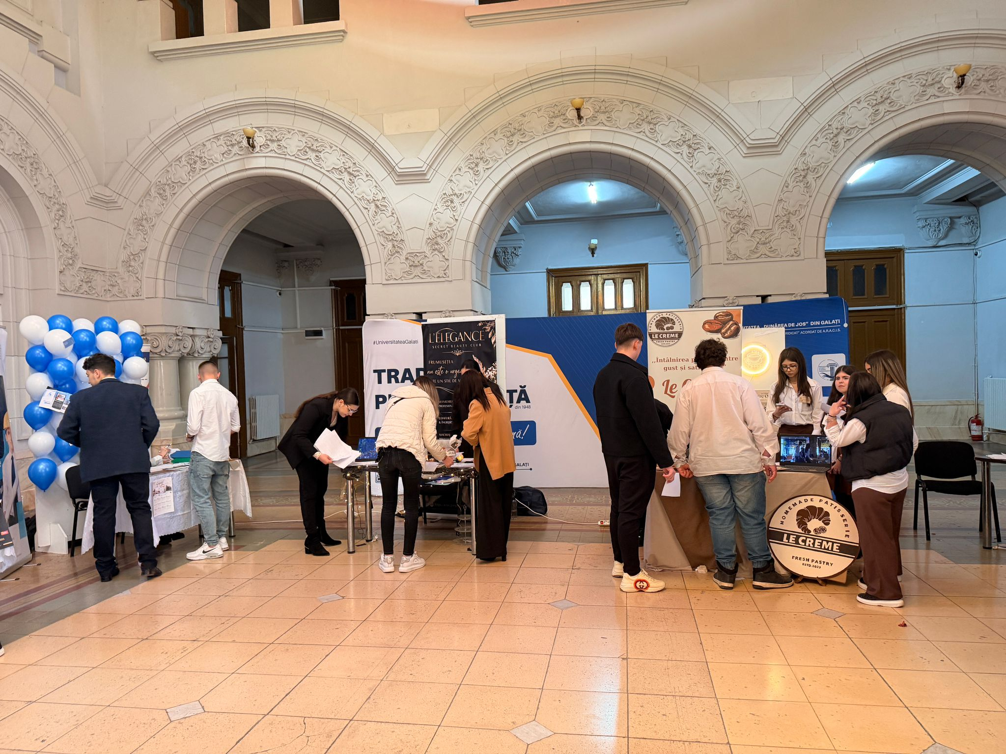 Elevii Colegiului Economic învaţă să conducă afaceri. Firmele de exerciţiu au ieşit la rampă la Universitate