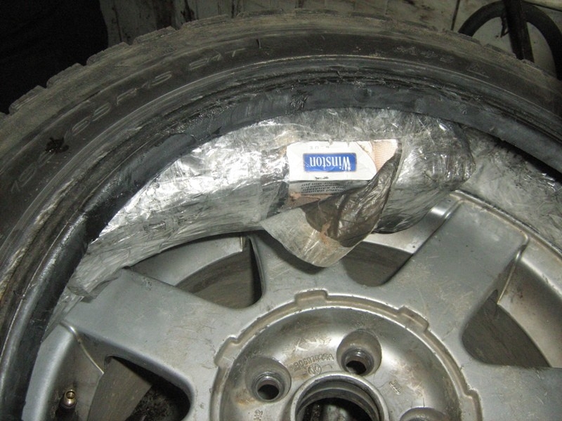 Pneuri „umflate” cu ţigarete nedeclarate, la Frontieră