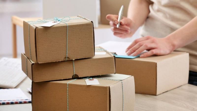 Cât te costă să trimiți un colet în UE