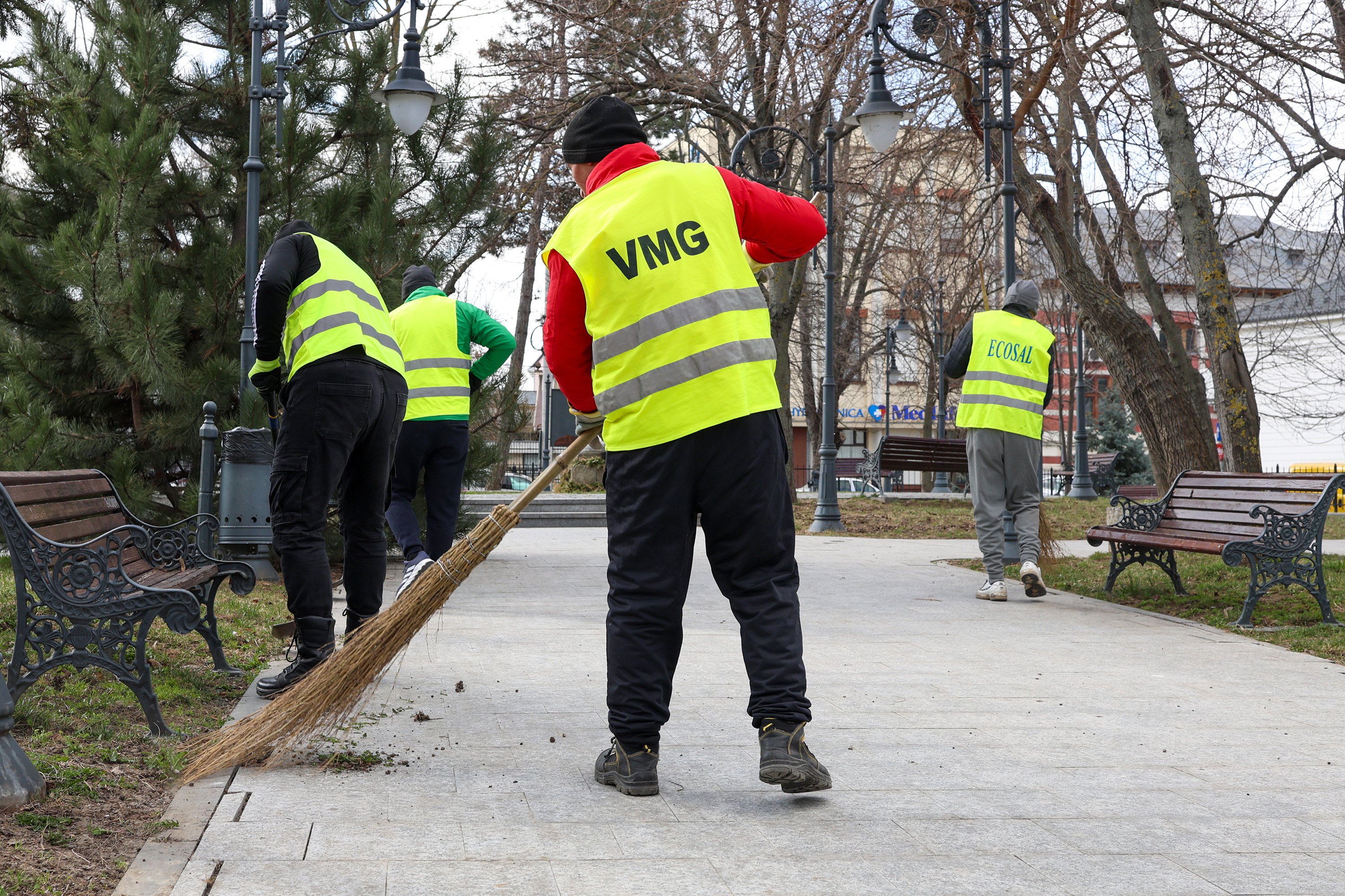 Curățenie de primăvară în Galați, cu ajutorul deținuților