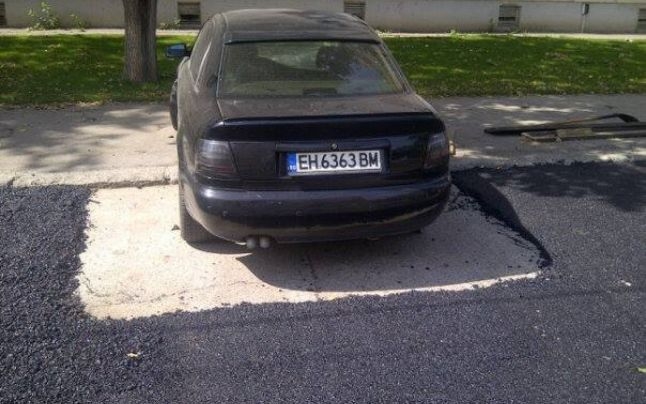 RIDICOL/ Parcare asfaltată "cu model". Muncitorii au fost nevoiţi să ocolească o maşină al cărei proprietar n-a fost de găsit