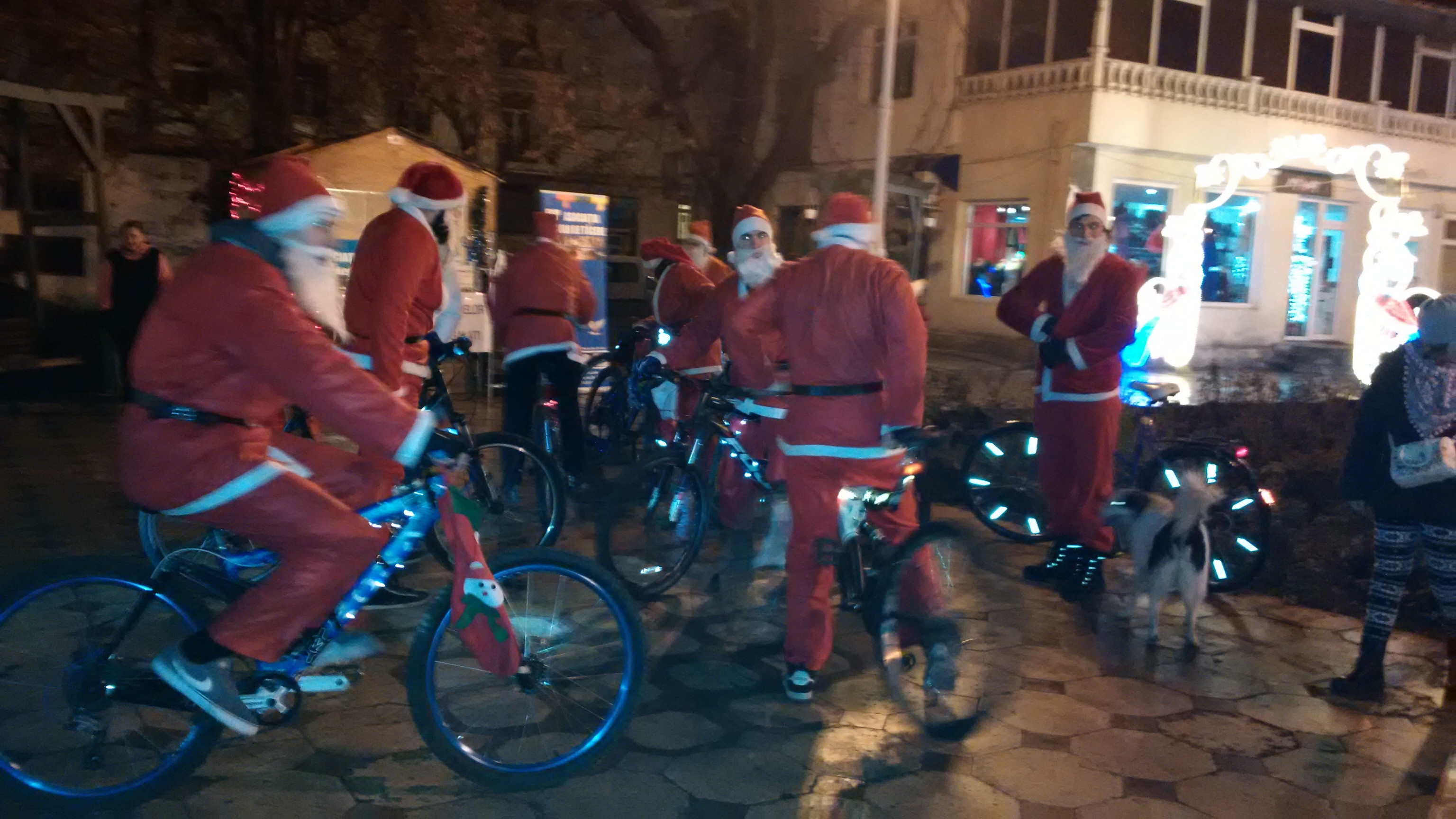 Zeci de MOŞI au INVADAT Galaţiul, în AJUNUL SĂRBĂTORILOR de IARNĂ