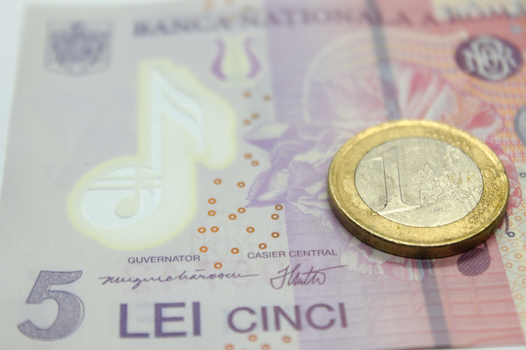 Cursul euro a depășit pentru prima dată pragul de 5 lei