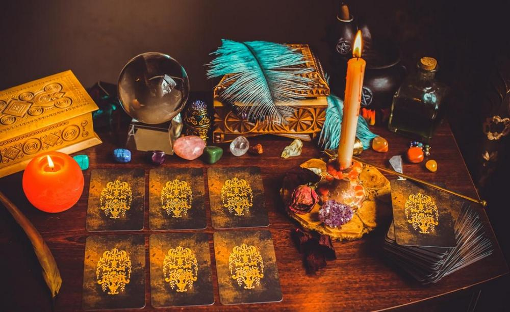 Înșelată și amenințată cu blesteme de o pretinsă vrăjitoare