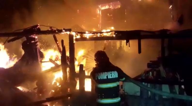 UPDATE. Opt ore de teroare în centrul Galațiului. Incendiu provocat de o persoană fără adăpost (VIDEO)