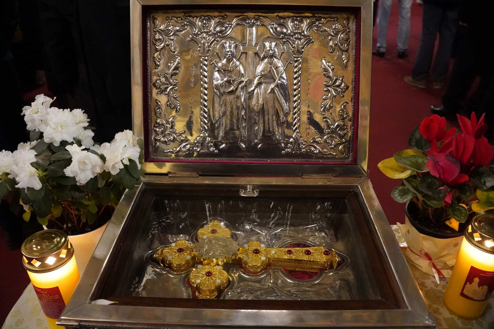 O părticică din lemnul Sfintei Cruci, spre închinare la Catedrala din Galați