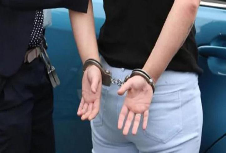 Ofițer de poliție, bătut de femei în timp ce încătușa un hoț