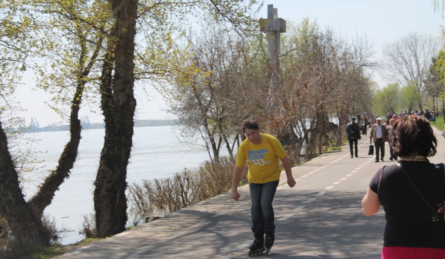 Gălăţenii au ieşit pe Faleză în prima zi de Paşte (FOTO)