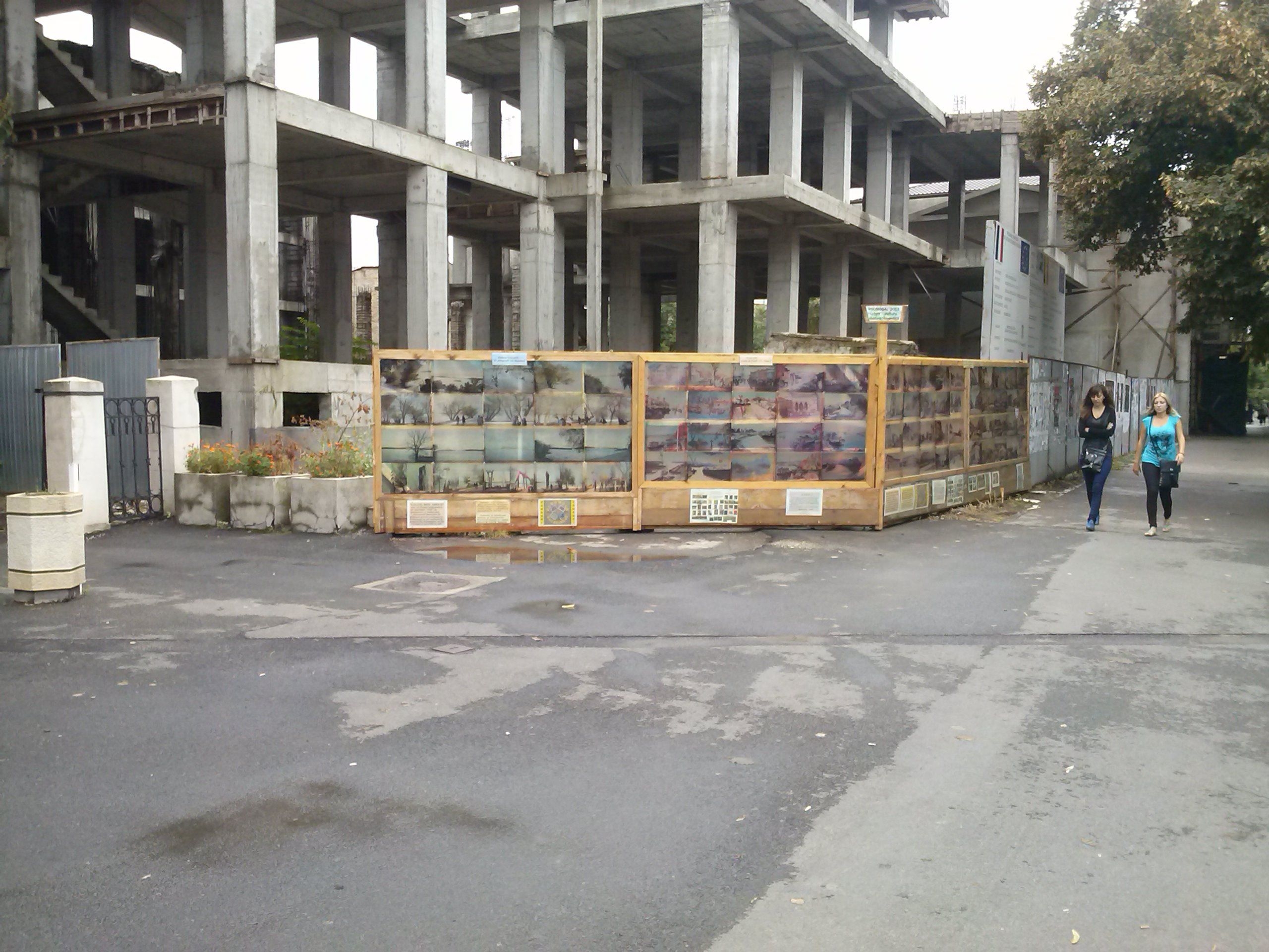 Expoziţie neobişnuită: Vitralii stradale, lângă Prefectură