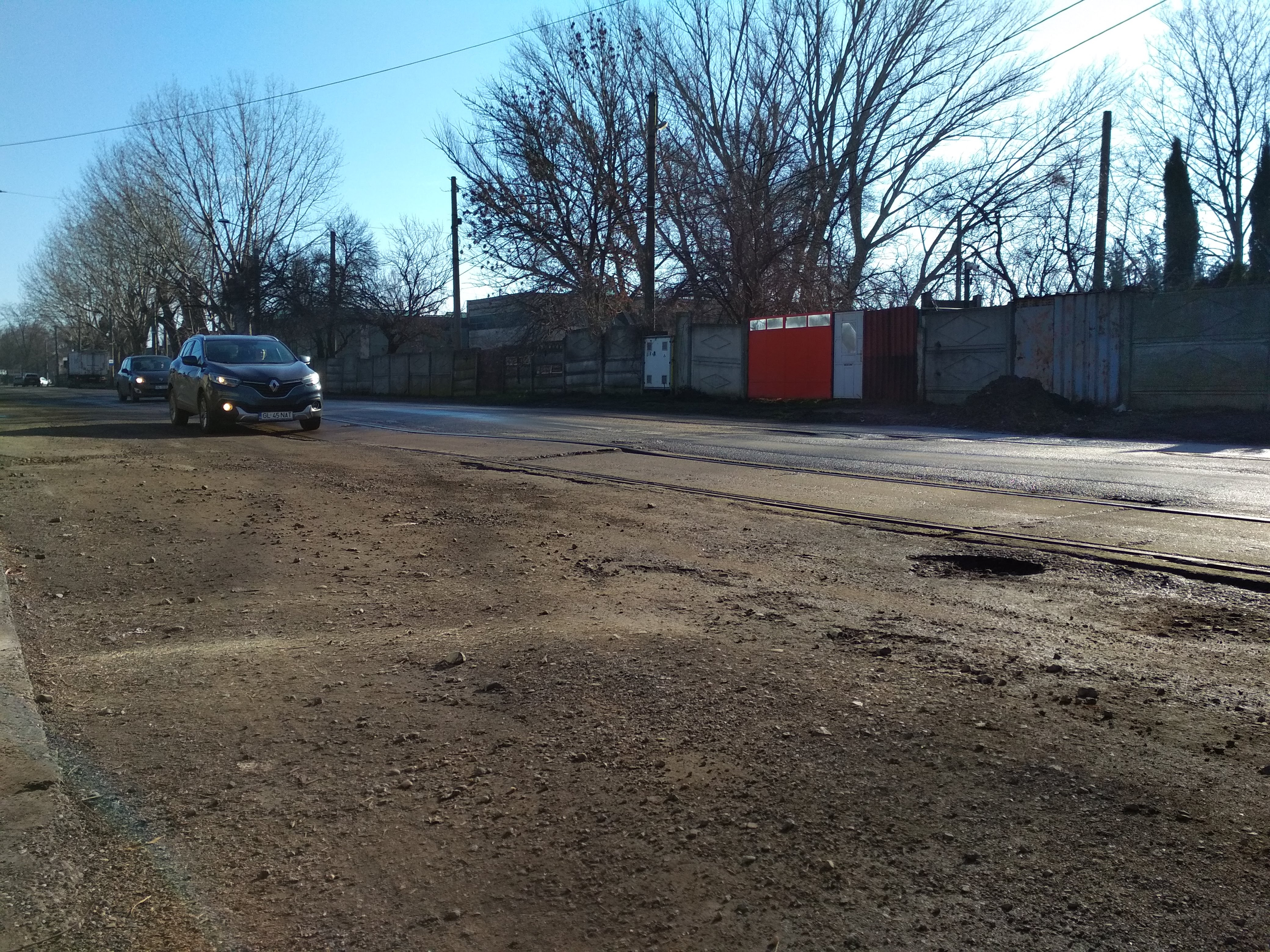 Strada pe care dai în gropi sau îți distrugi maşina. Slalom off-road, în drum spre cimitire (foto)