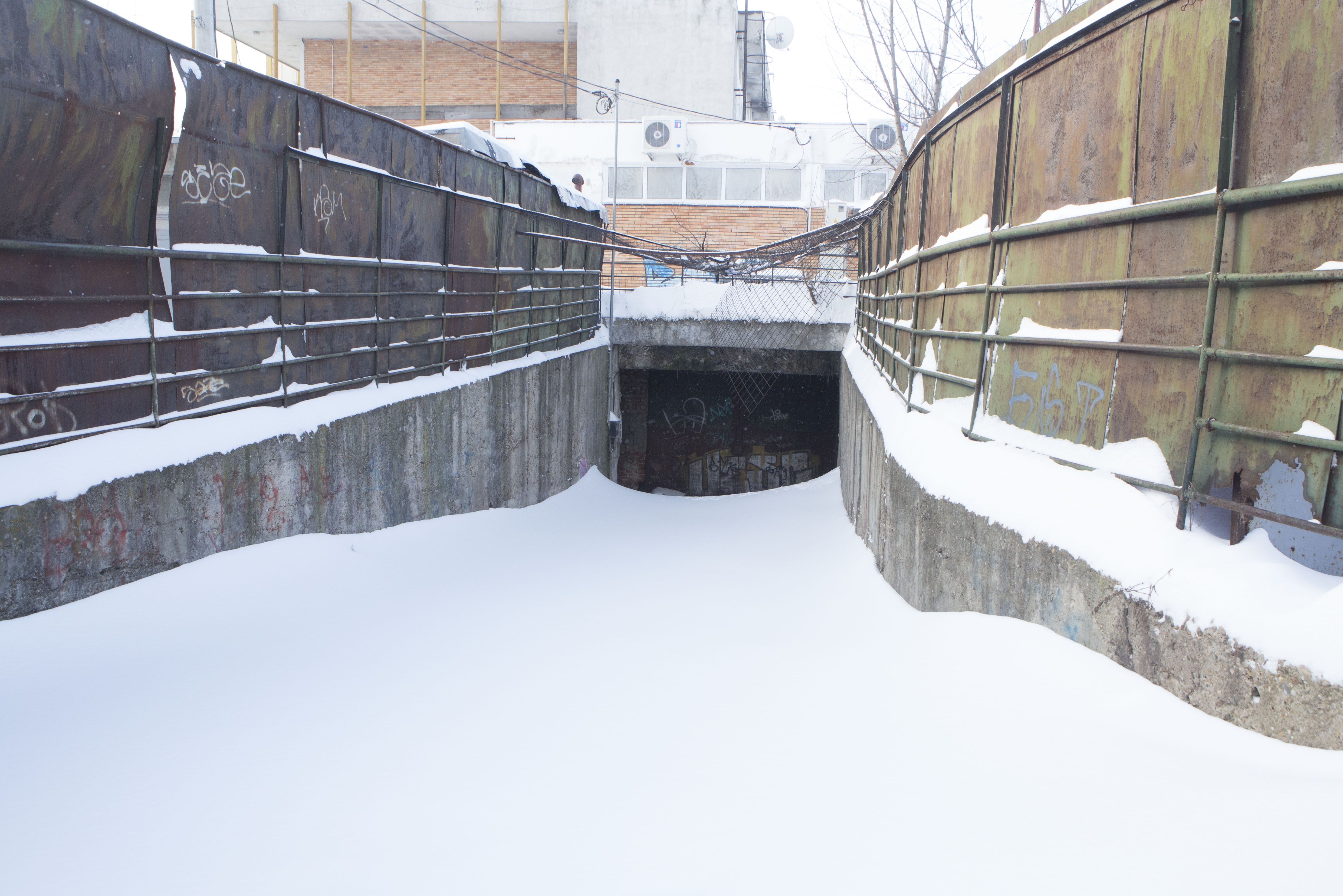 REPORTAJ/ Soluţie pentru maşinile de pe trotuare: Locuitorii din Micro 16 vor parcări subterane (GALERIE FOTO)