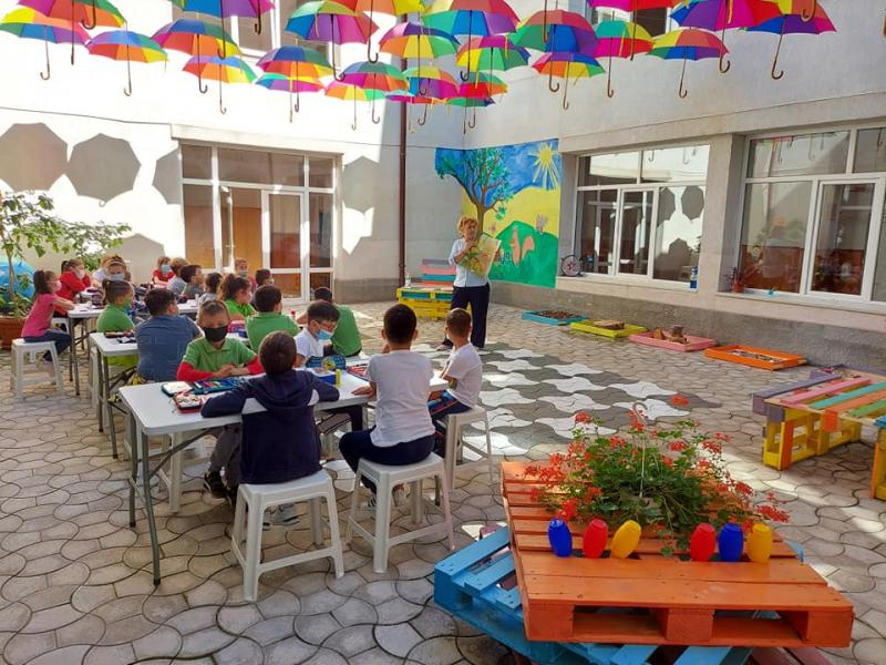 O grădină senzorială, inima unei şcoli unicat în Galaţi