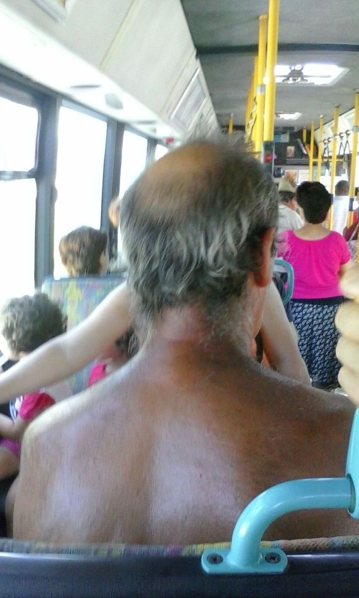 În mijloacele de TRANSPORT în comun, ca acasă, la BUSTUL GOL