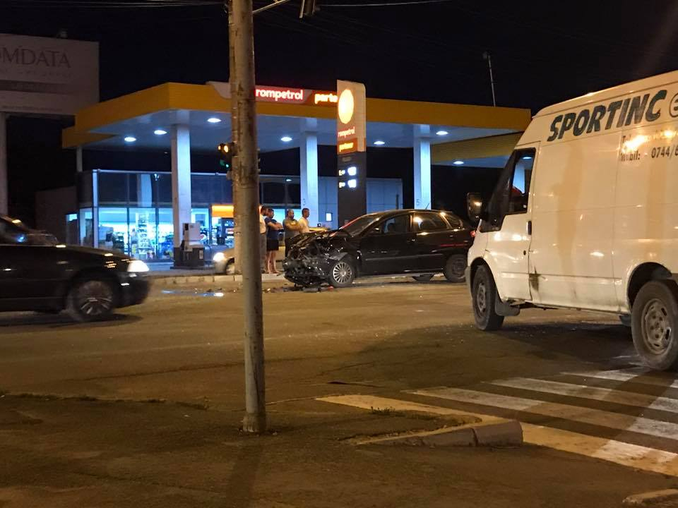 ACCIDENT VIOLENT într-o intersecţie de pe Coşbuc