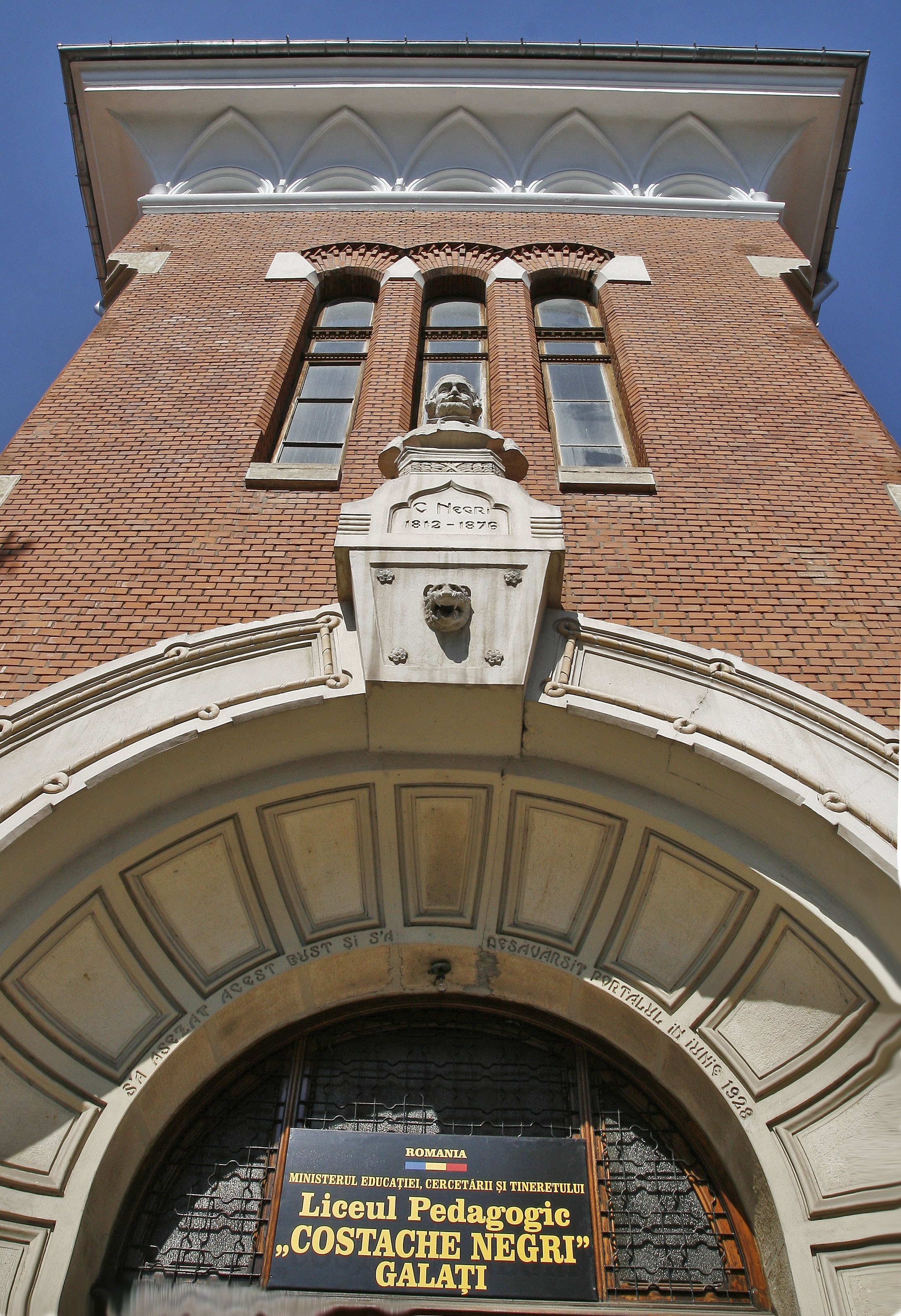Bani cu ţârâita / Colegiul „C. Negri” va fi renovat în 40 de ani 