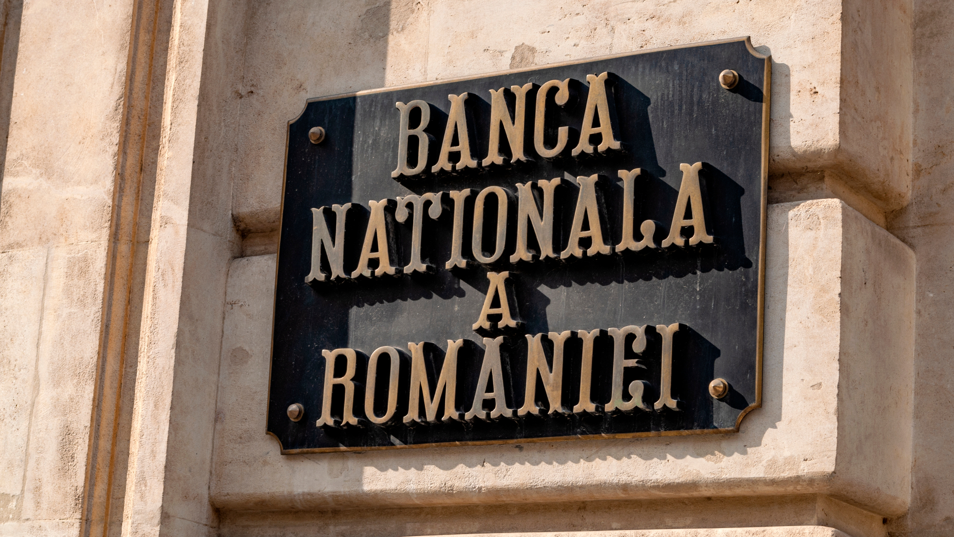 Rezervele BNR au scăzut semnificativ în luna mai