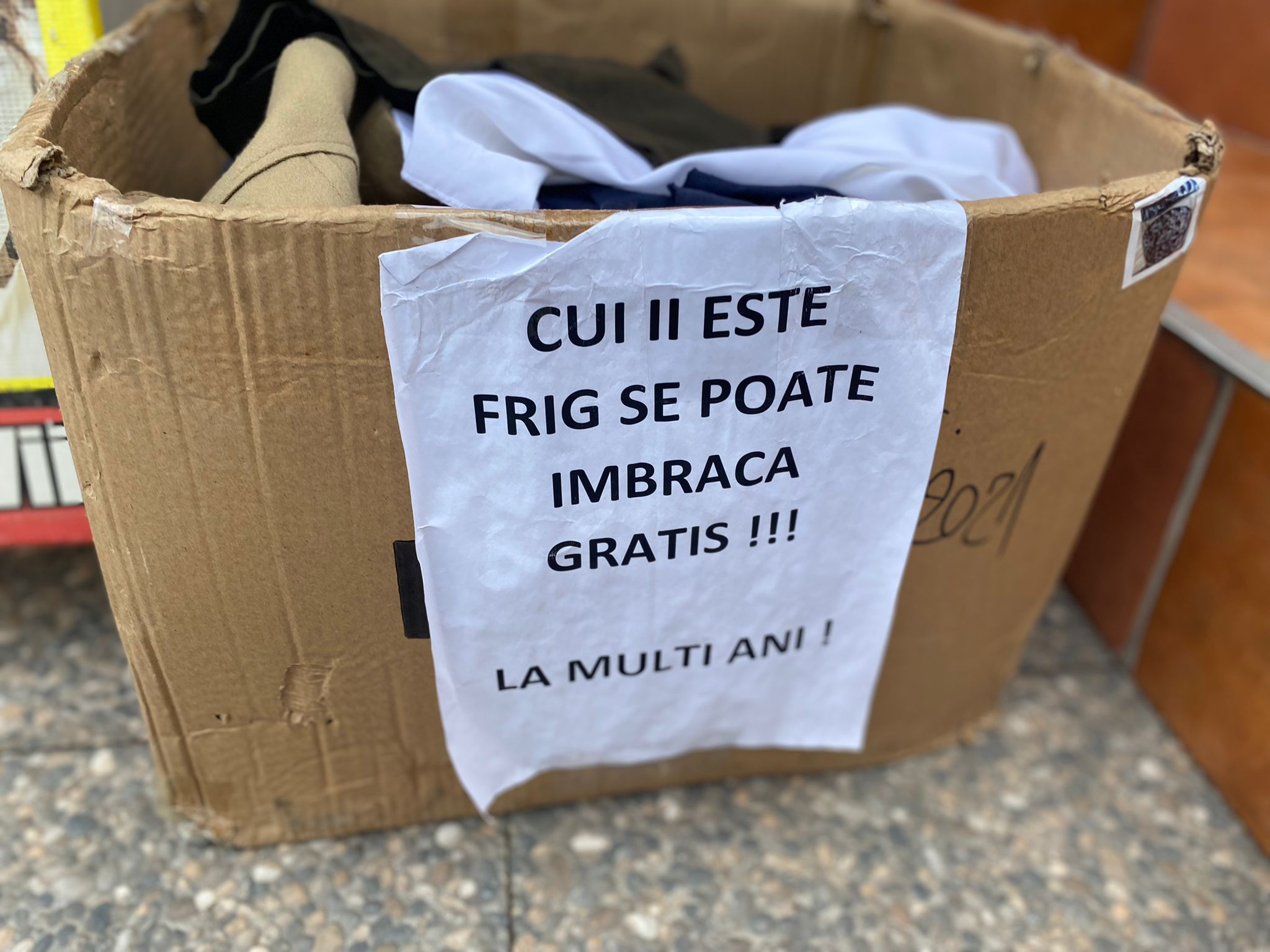 Un magazin second hand oferă haine gratis oamenilor nevoiași