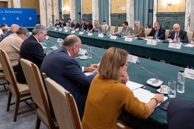 Sindicatele și patronatele, nemulţumite de reformele lui Bolojan