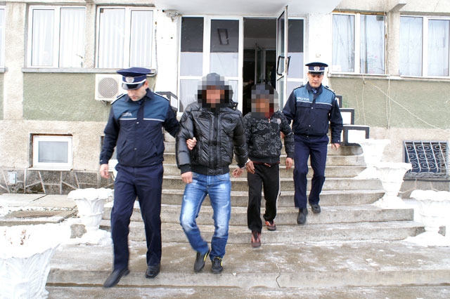 Tineri şi iuţi de mână! Află de aici cât au putut să fure doi tineri într-o singură noapte