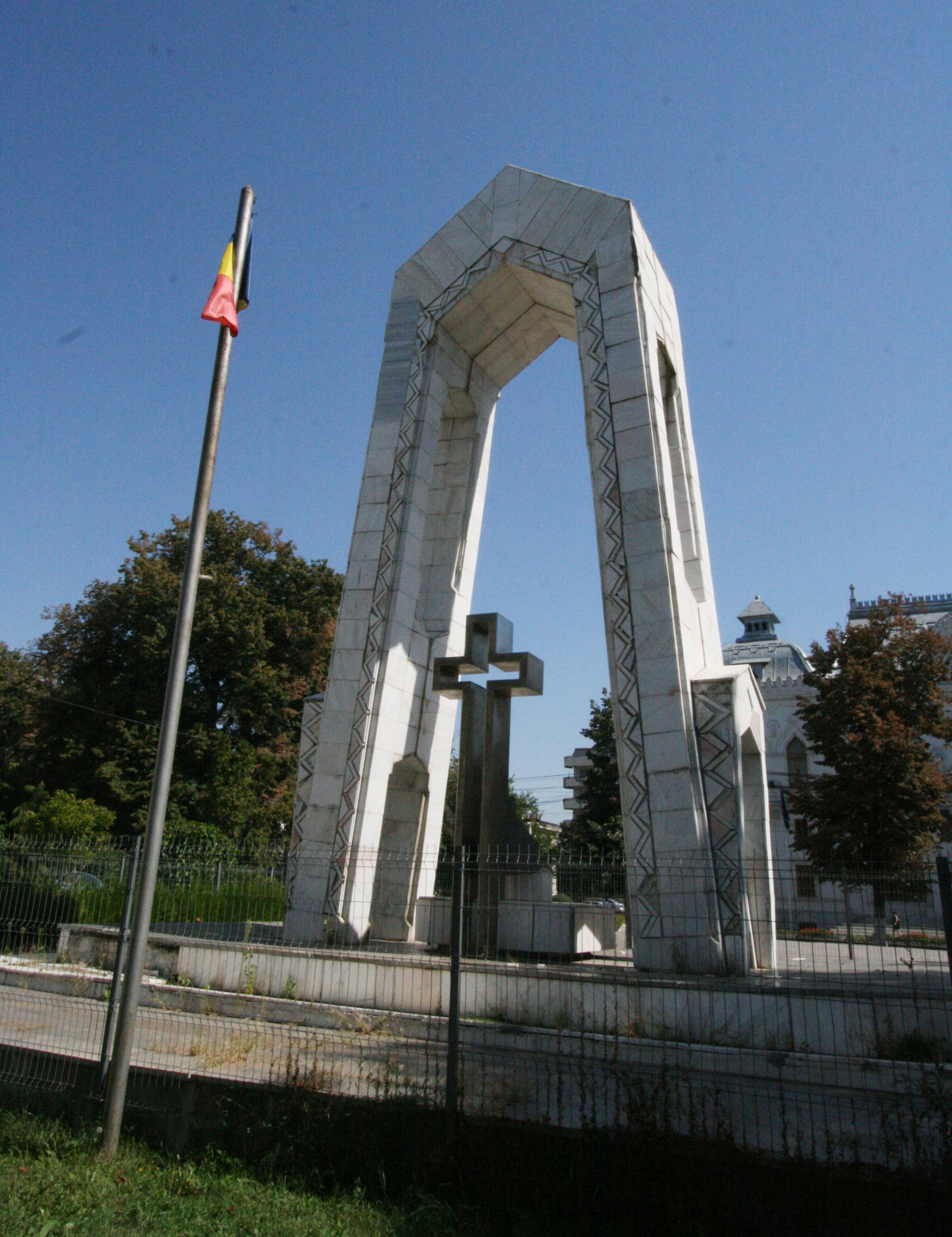 Aşa vă arătaţi preţuirea pentru eroii Revoluţiei? Monumentul Eroilor, în pericol de dărâmare