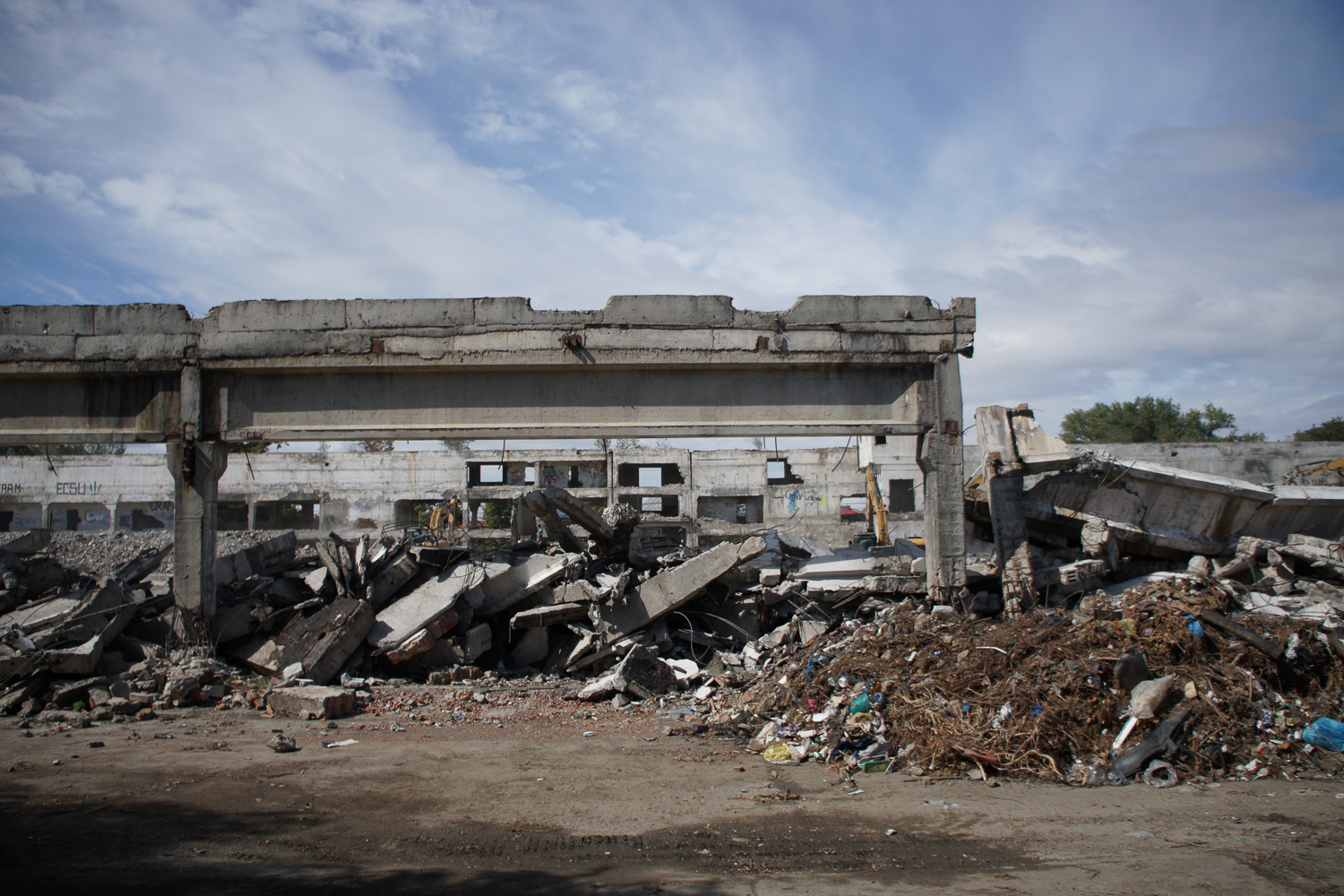 Industria ne-a murit deja, acum o îngropăm