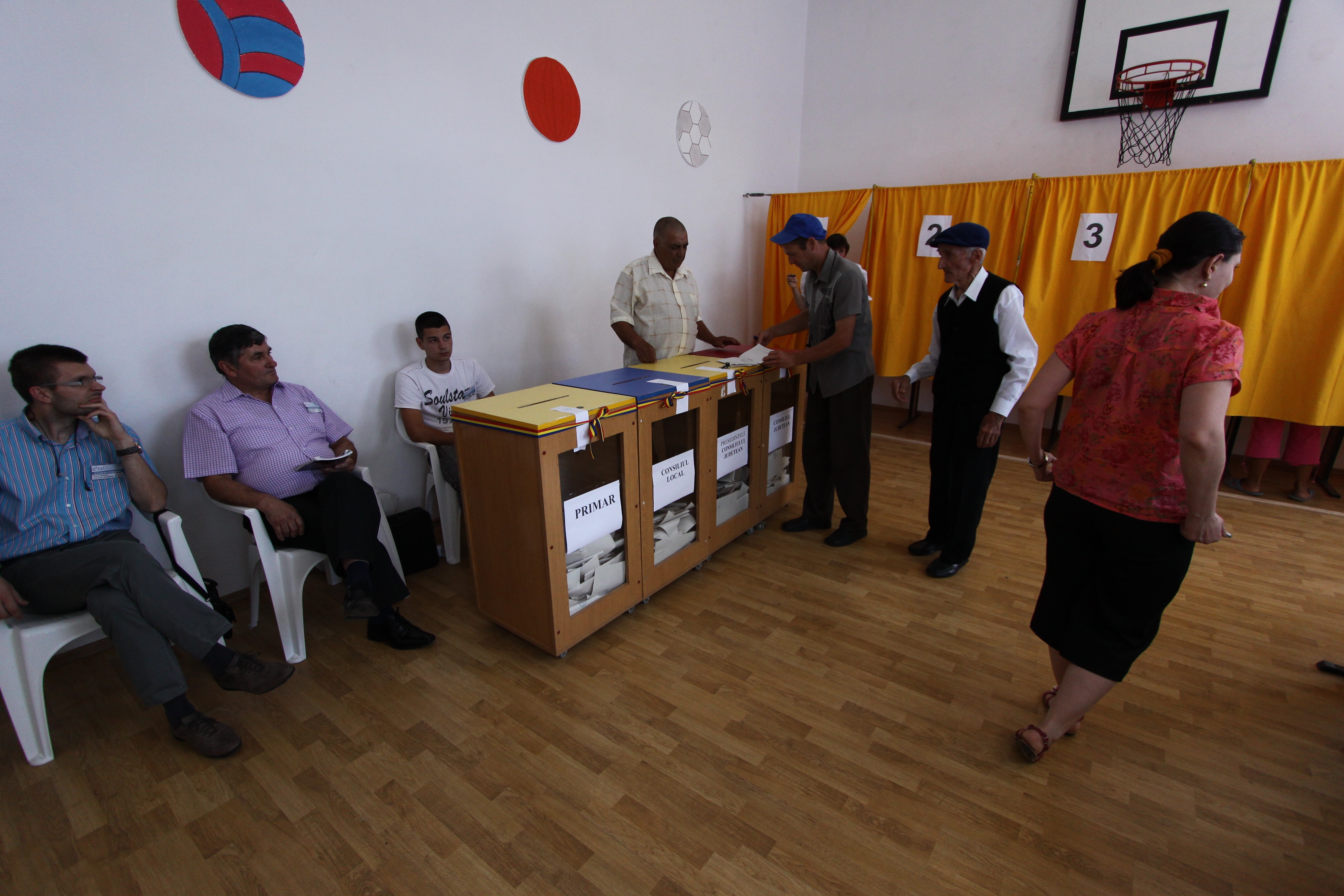 Peste jumătate din voturile tipărite, nefolosite 