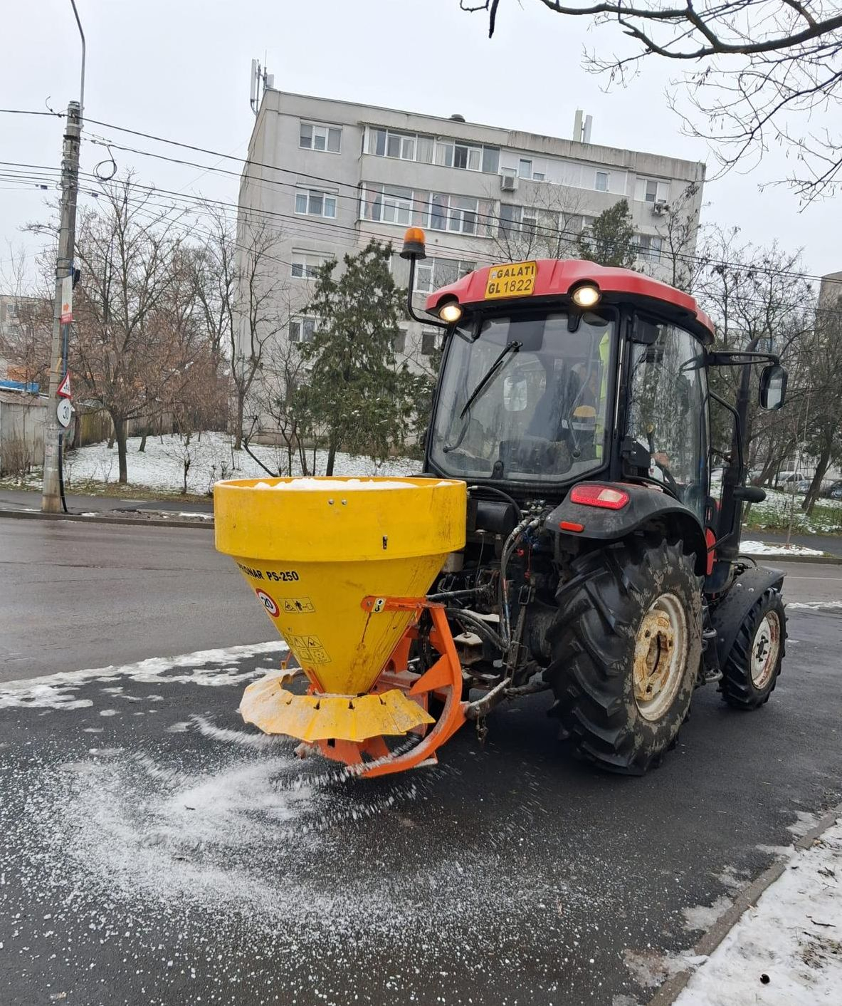 Primăria susţine că a intervenit, gălățenii spun că au alunecat