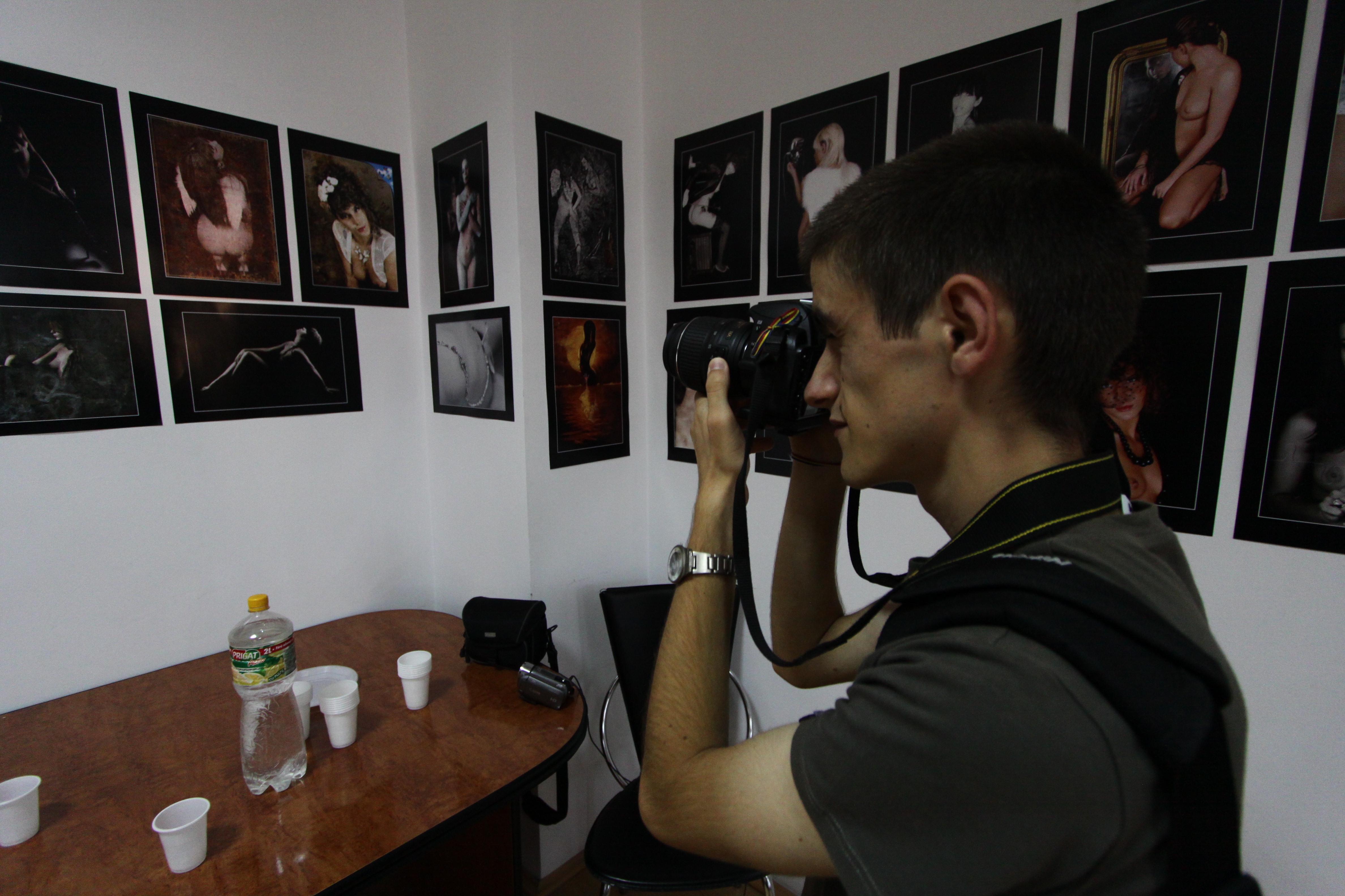 „101 nuduri” şi mai mulţi bărbaţi