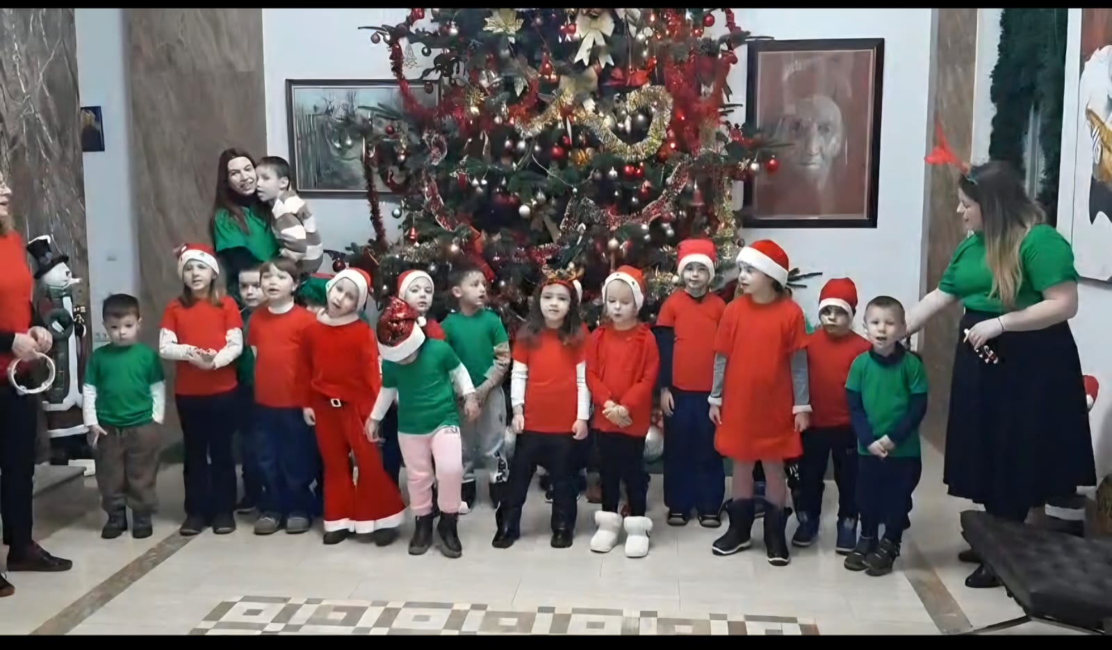 Minunaţii spiriduşi ai Moşului de la Grădiniţa "Tweety" (VIDEO)