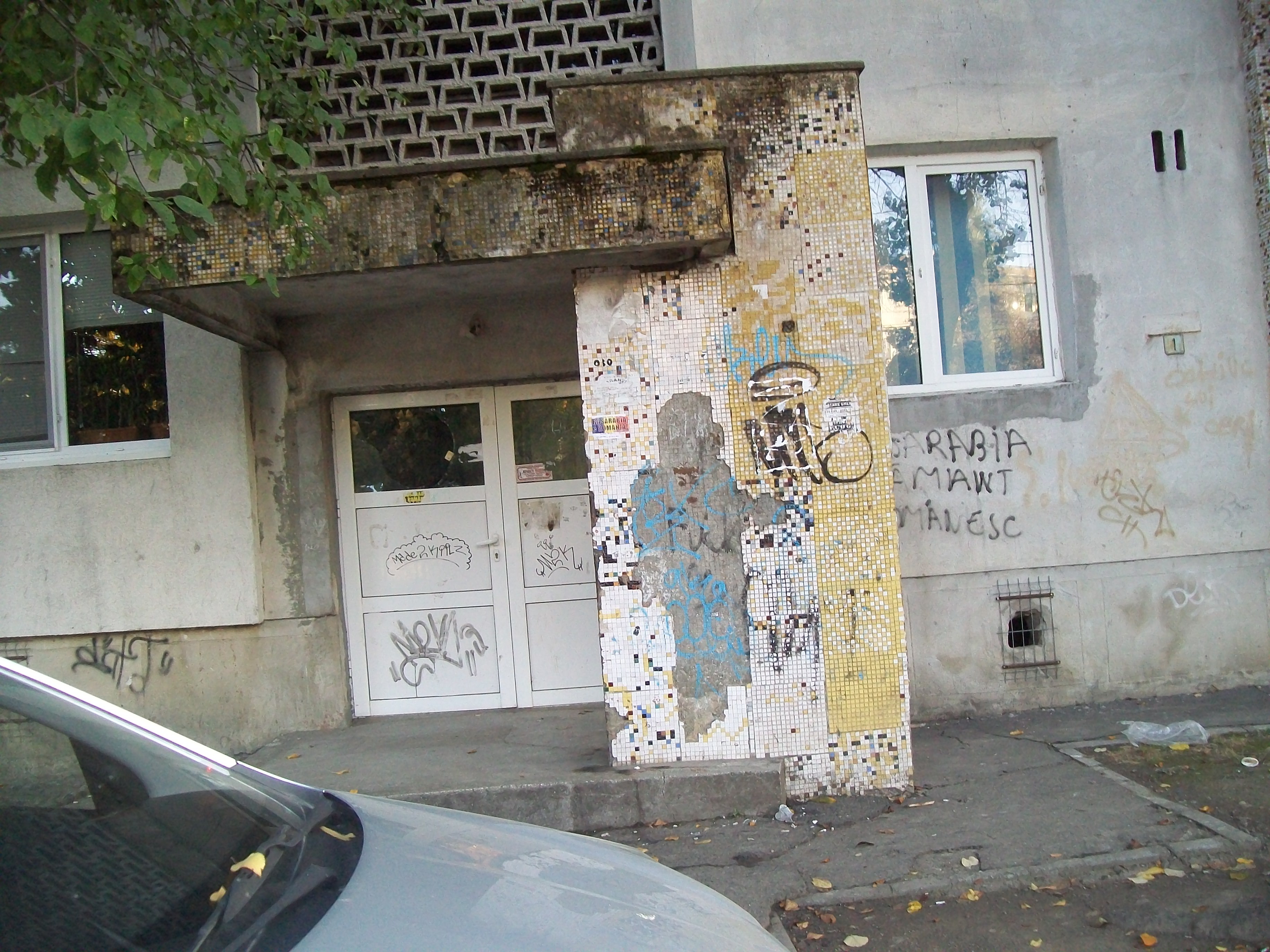 TINERII ŞI ORAŞUL/ Micro 17, între civilizaţie şi ghetou. GĂŞTILE DE CARTIER şi HAITELE DE MAIDANEZI fac legea