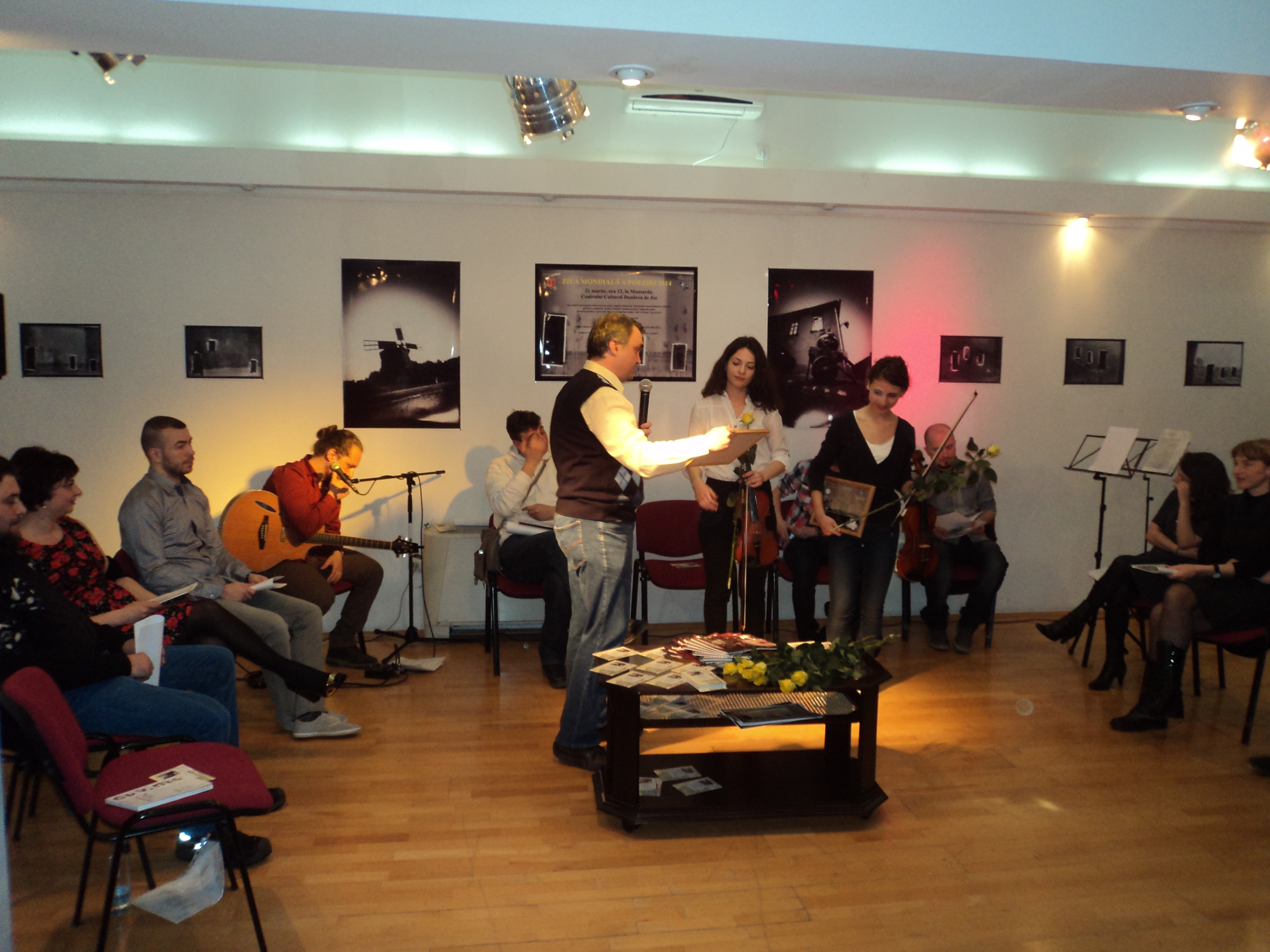 De Ziua Mondială a Poeziei, poeţii cu versurile, elevii cu plimbarea