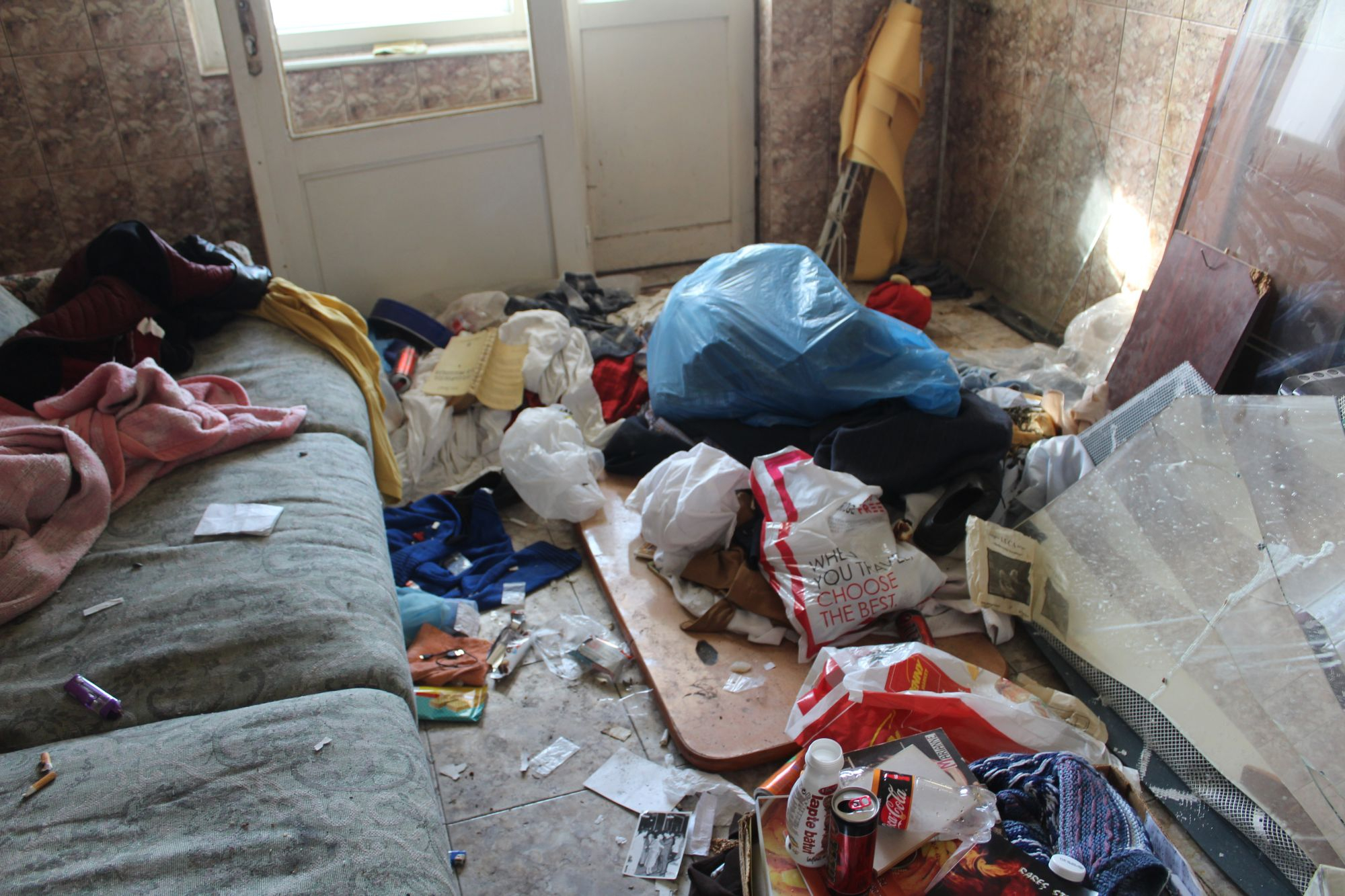 Gălăţenii din blocul A8, la capătul răbdării. Apartament al Primăriei, devastat şi ajuns focar de infecţie (FOTO şi VIDEO)