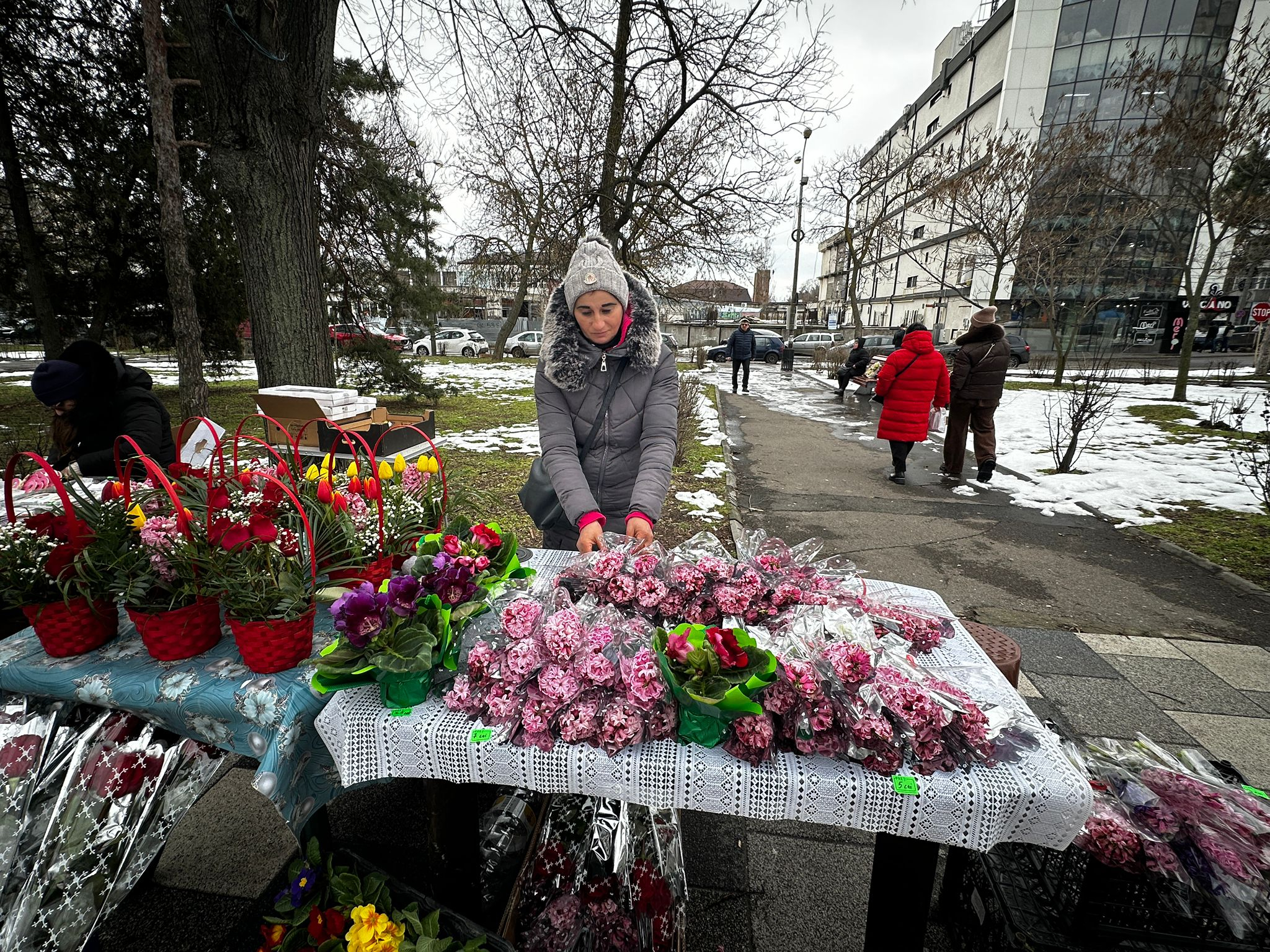 Poveștile femeilor care vestesc primăvara. Deși vând flori, florăresele nu uită să le aștepte și acasă
