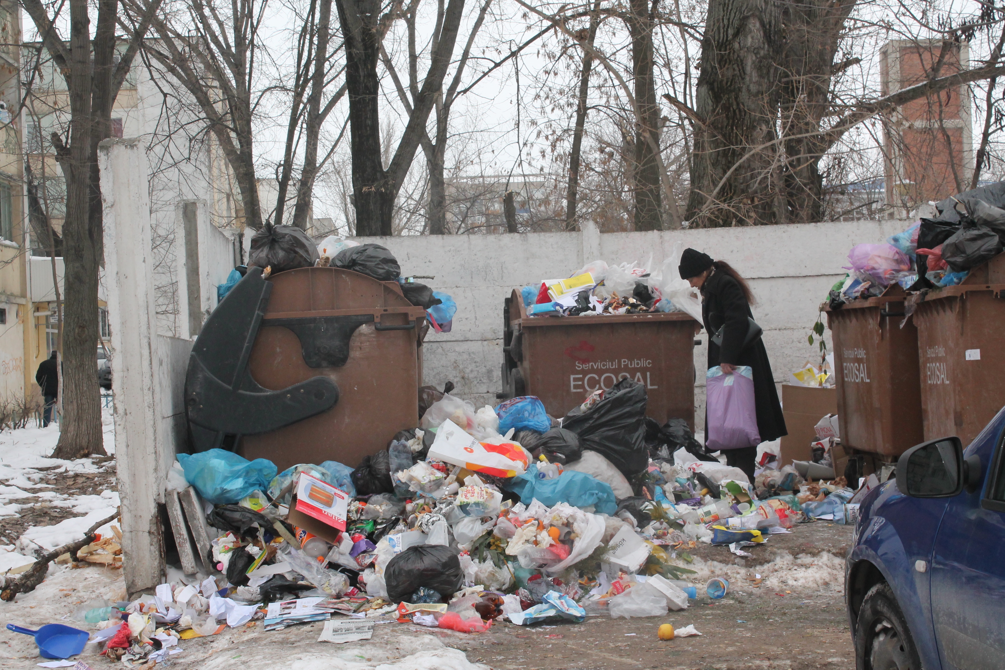 Gălăţenii, NEMULŢUMIŢI de activitatea ECOSAL: Cabinete medicale îngropate în mormane de GUNOI (FOTO)