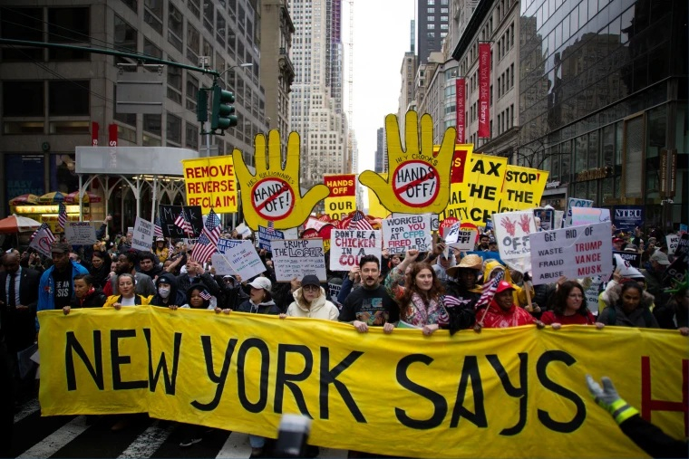 Mitinguri în toate statele americane împotriva politicii lui Trump și Musk