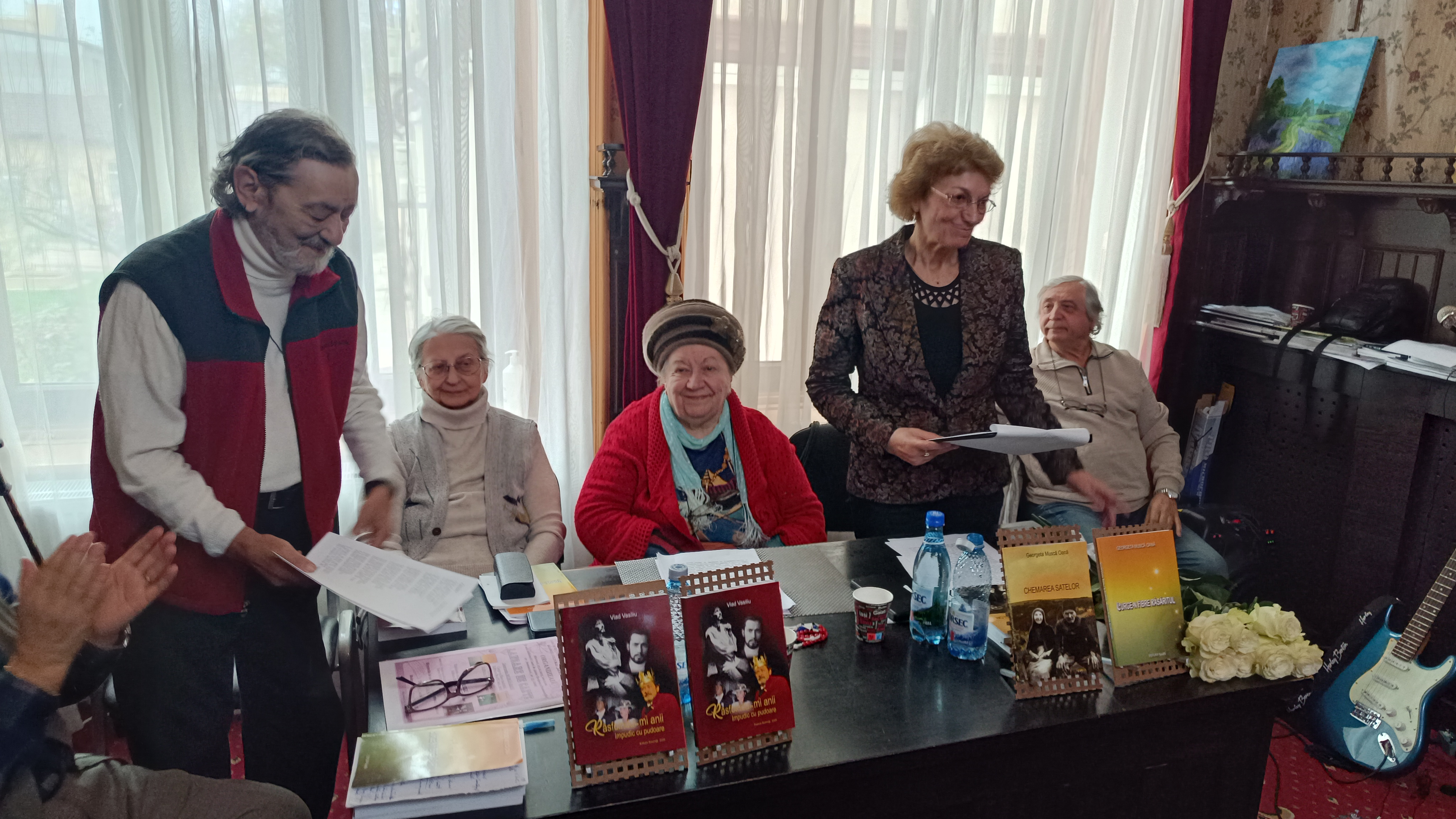 Aplauze la... carte deschisă, la Salonul Cultural „Armonii de toamnă”