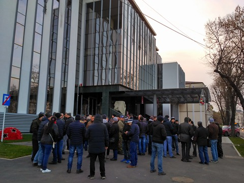 UPDATE | Protest al angajaţilor TRANSURB, în faţa Primăriei Galaţi